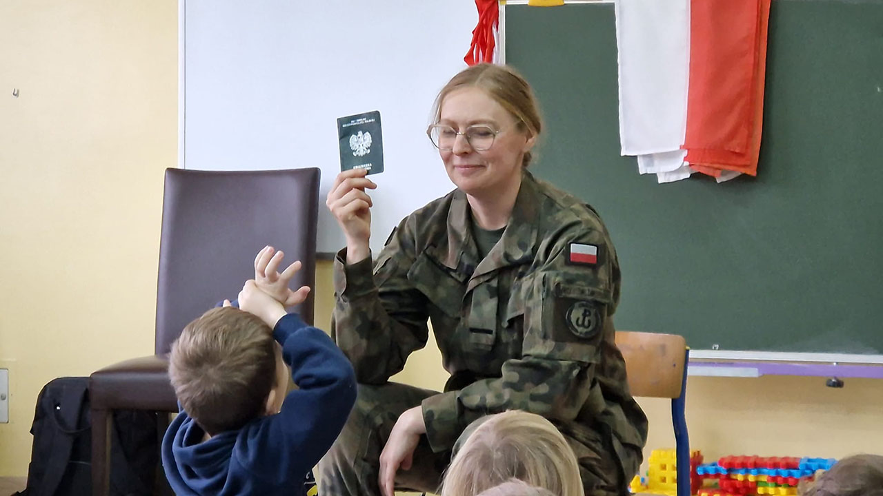 Pani Natalia z książeczką wojskową