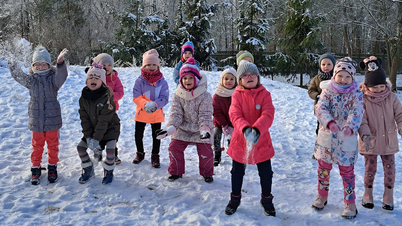 dzieci na śniegu 